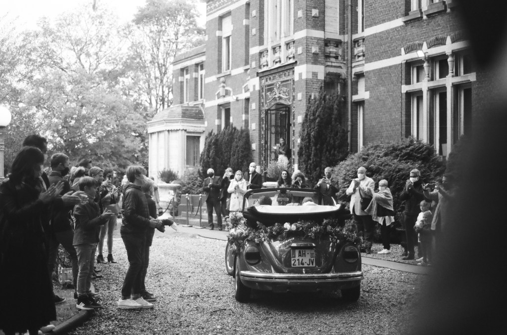 photo de l'arrivée au vin d'honneur en voiture coccinelle noir et blanc