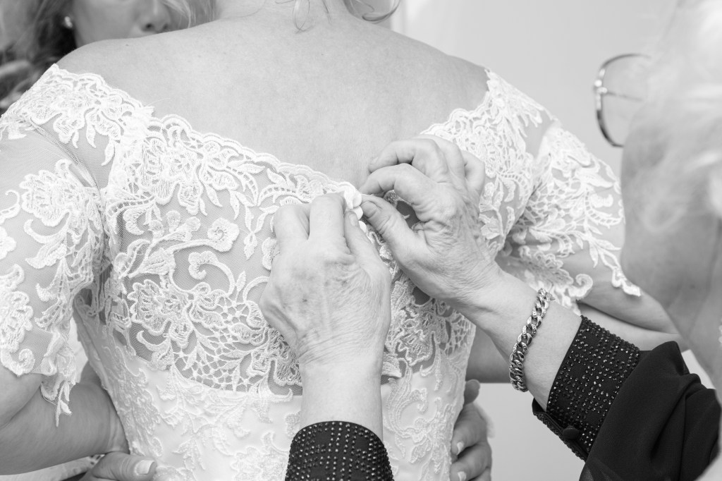 photo de la préparation de la robe de la mariée noir et blanc