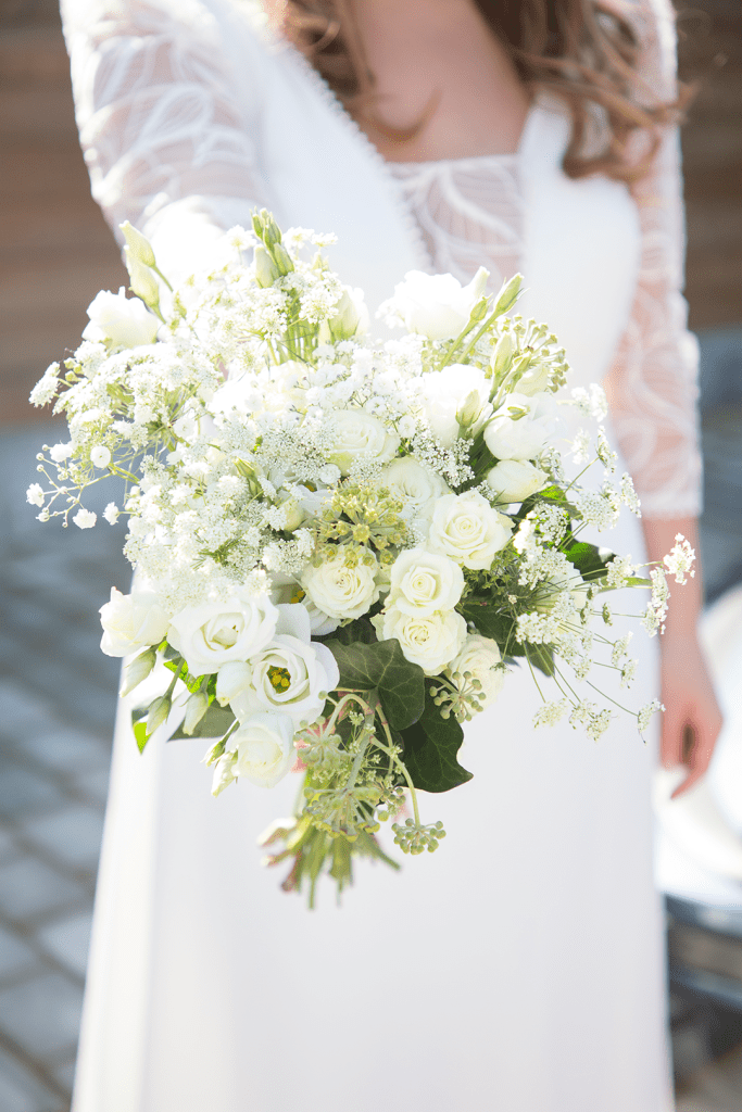 photo d'un bouquet de fleurs de mariée, tenue par la mariée