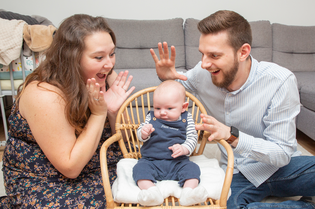 photo parents rigolant autour de bébé