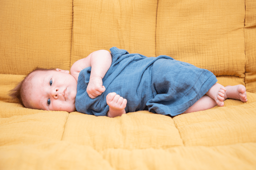 photo de maternité bébé dans lange bleu 