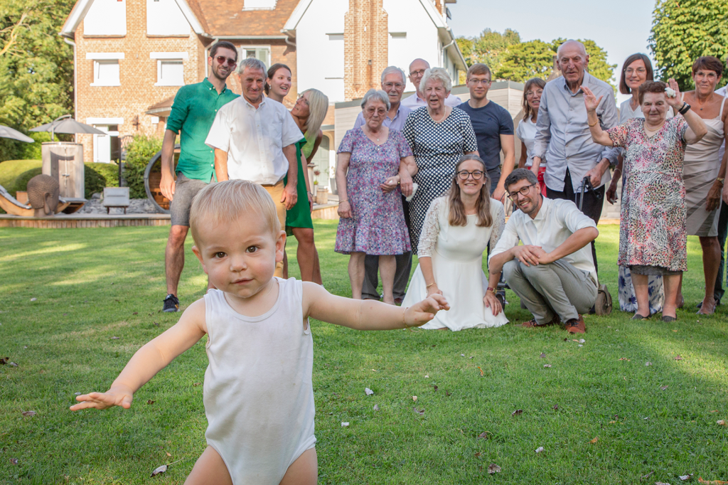 photo de famille avec un enfant au premier plan marchant vers l'objectif
