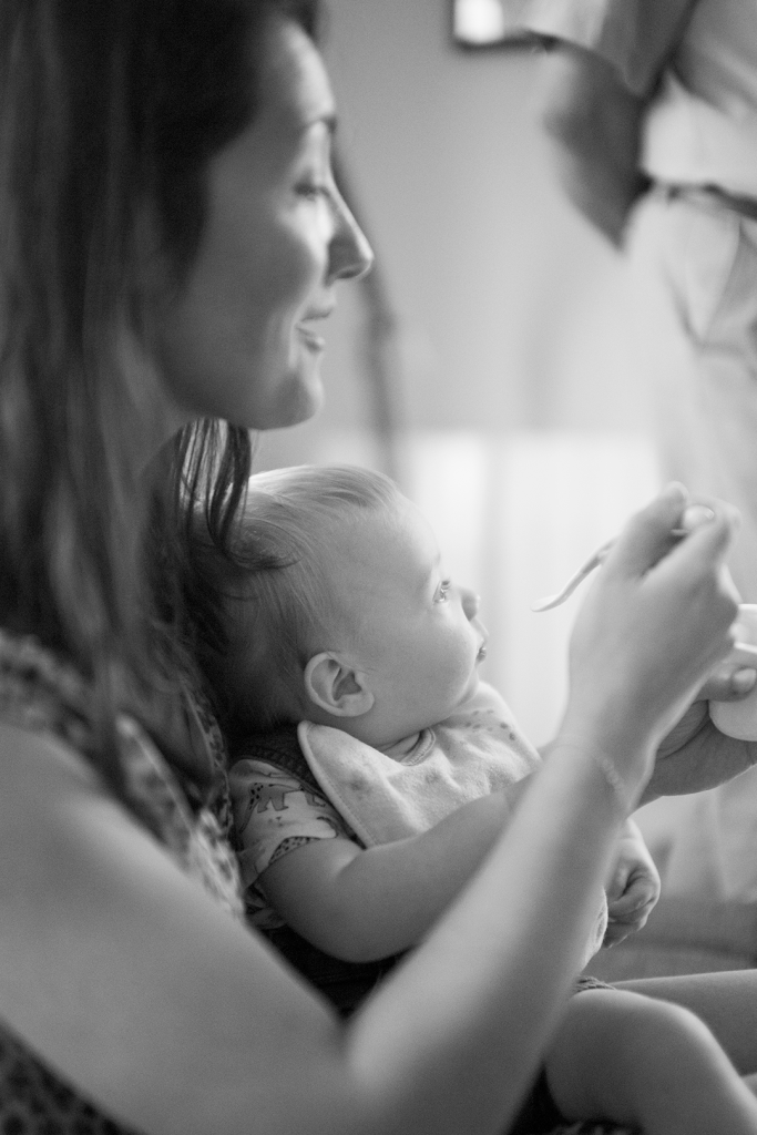 photo en noir et blanc d'une maman nourrissant son bébé 