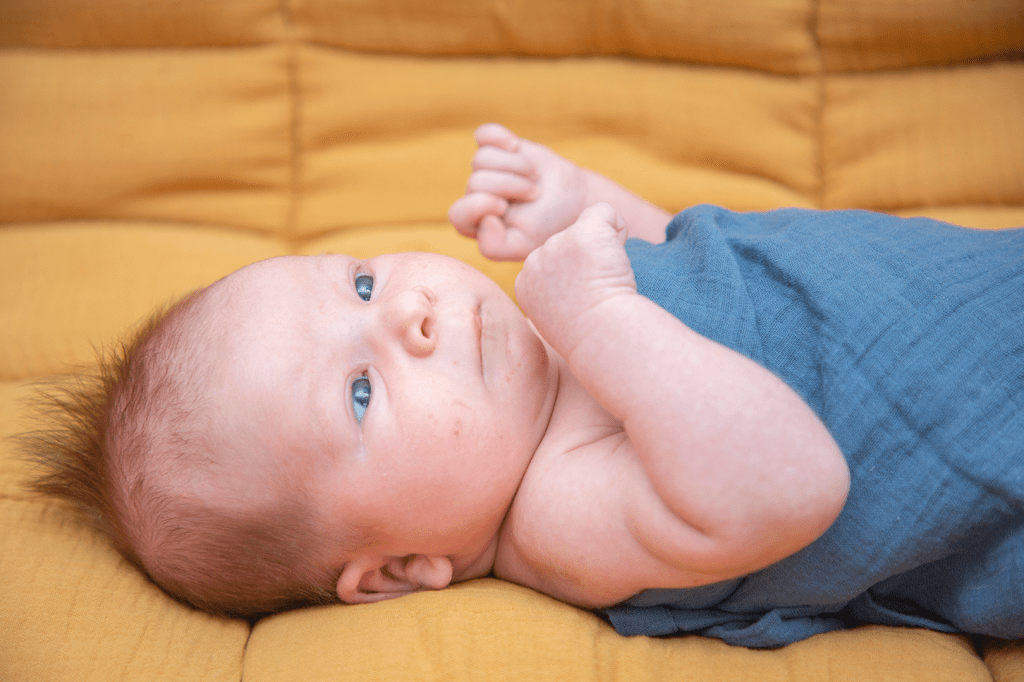 photo de maternité bébé dans lange bleu 