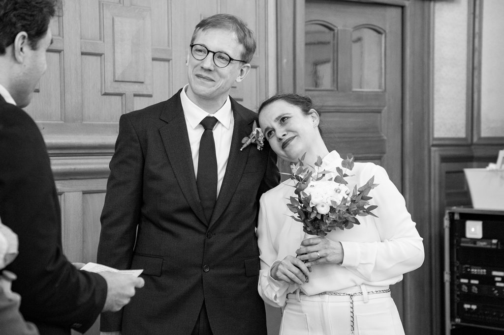 photo des mariés à la mairie noir et blanc