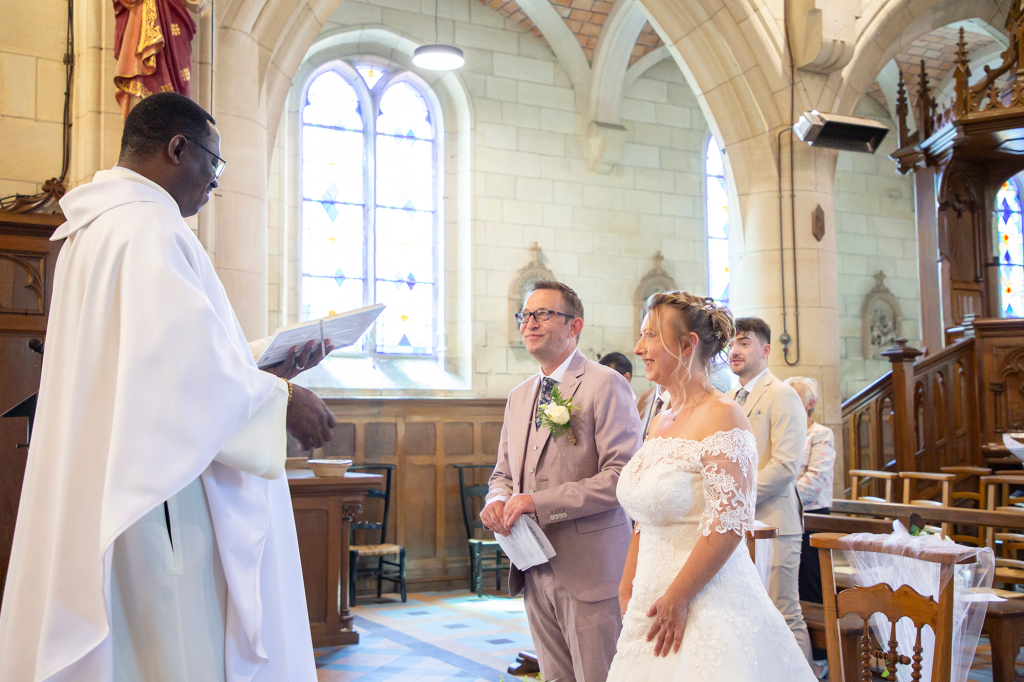 photo mariés prêtre église 