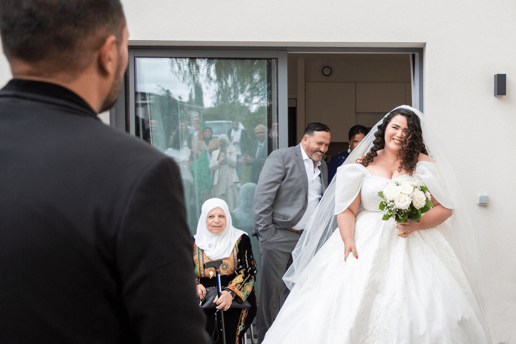 photo de la rencontre des mariés, mariée souriante 