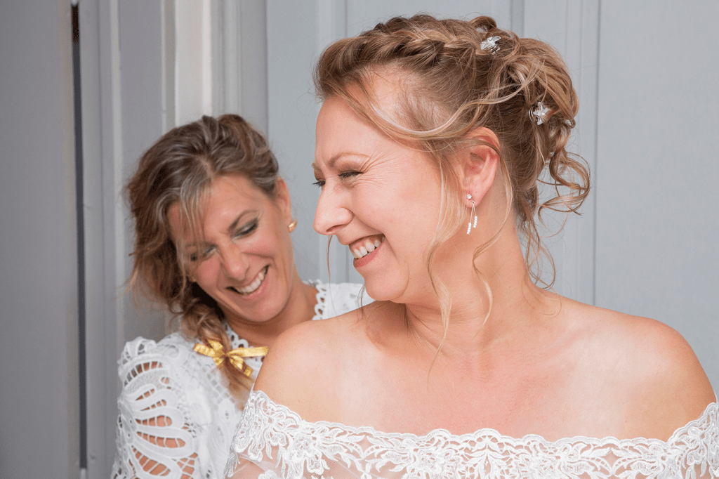 photo mariée souriant dans sa robe