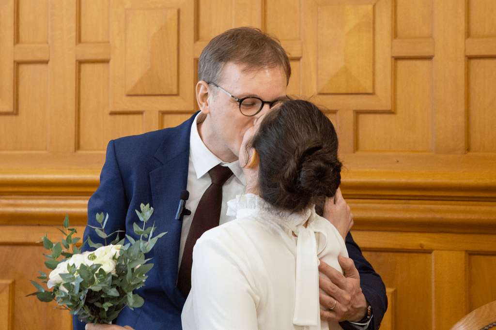 photo des mariés s'embrassant à la mairie