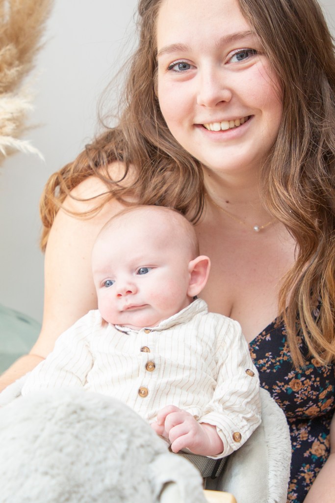 photo bébé assis avec maman derrière 