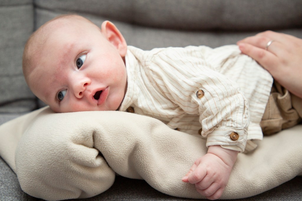 photo bébé allongé