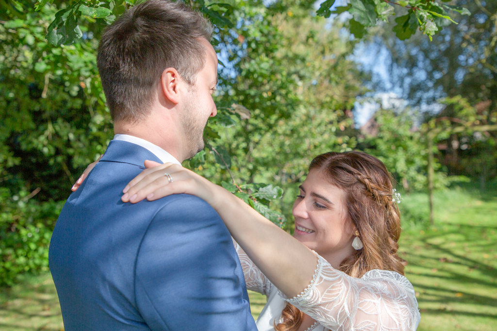 Couple de mariés, séance photo au parc, robe costume, arbres, jardin