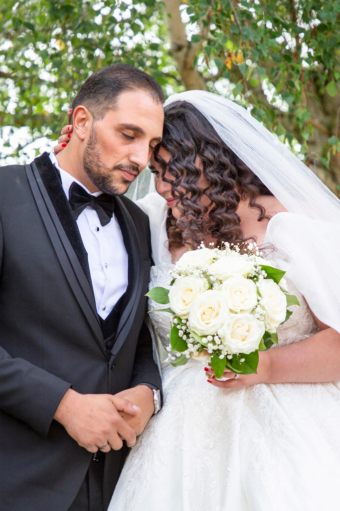 Couple de mariés, séance photo au parc, robe costume bouquet voile